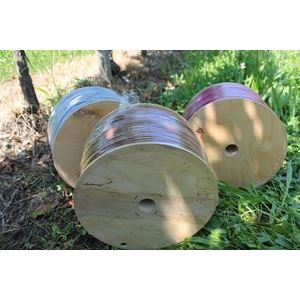 Bindeschlauch/Hohlschnur aus PVC auf Holzspulen.